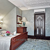 Дизайн спальні на мансардному поверсі в класичному стилі