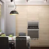 Дизайн невеликої кухні з світлими фасадами і темним фартухом